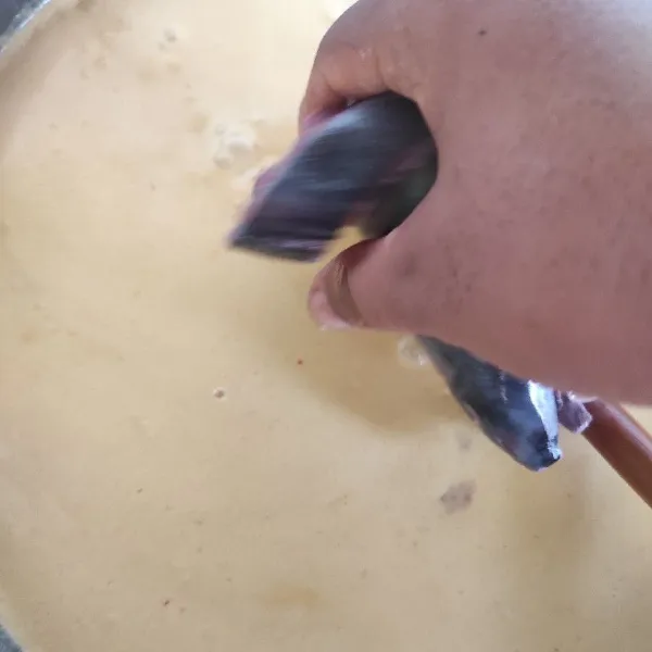 Masukkan ikan, garam dan gula. Aduk sesekali.