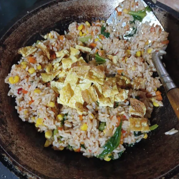 Tambahkan garam, gula, saus tiram, dan telur dadar.