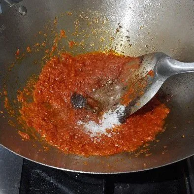 Tambahkan garam, gula, kaldu dan terasi aduk rata.