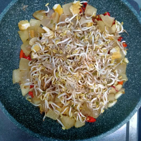 Masukkan tahu dan tauge.