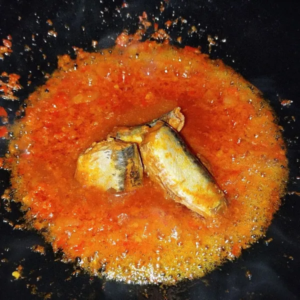 Tambahkan sarden kalengan.
