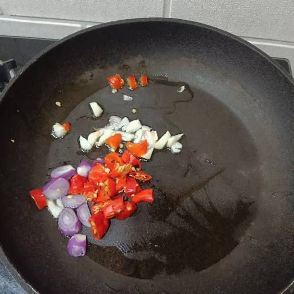 Tumis bawang merah dan bawang putih sampai harum lalu masukkan cabai rawit, aduk merata.