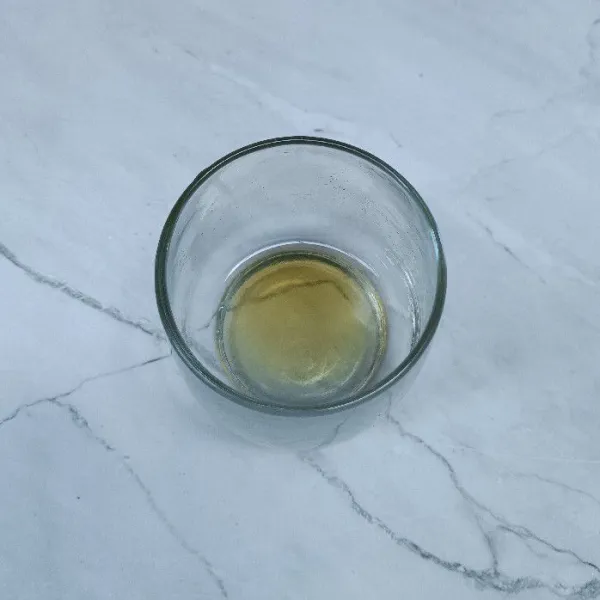 Tuang madu ke dalam gelas.