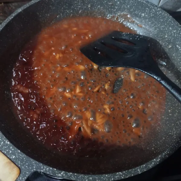 Masukkan saus sambal, saus tomat, air, gula, garam, lada, dan saus tiram. Aduk rata, masak hikngga mengental, lalu cek rasa. Tata telur goreng di piring, sajikan dengan sausnya