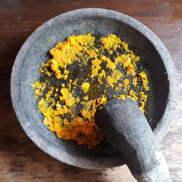 Ulek halus bawang putih, kunyit dan ketumbar.