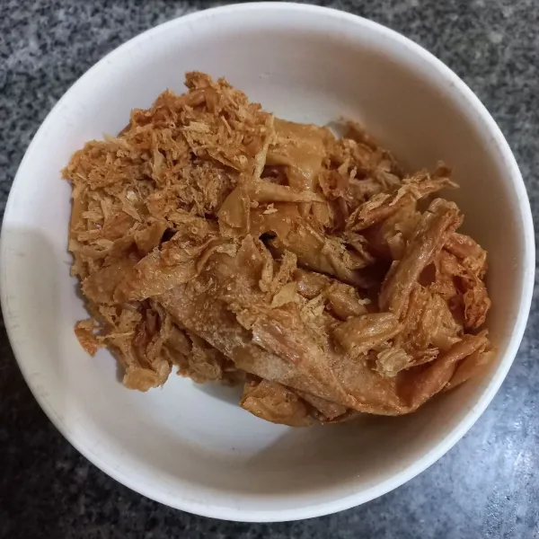 Rendam beberapa saat kerak tahu kering hingga lunak.