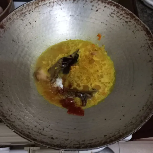 Beri garam, gula merah, kecap manis dan ketumbar bubuk.