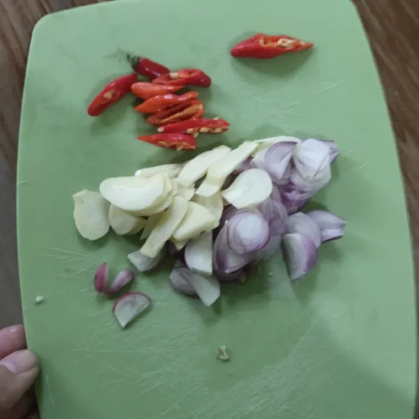 Iris bawang merah, bawang putih dan cabe.