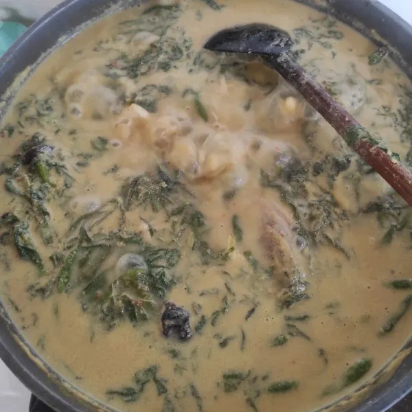 Masukkan pucuk ubi, masak hingga mendidih, koreksi rasa. Gulai ikan pucuak Ubi siap disajikan.
