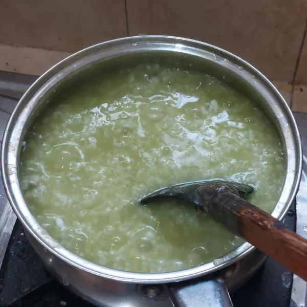 Setelah beras sudah mengembang, aduk-aduk terus.