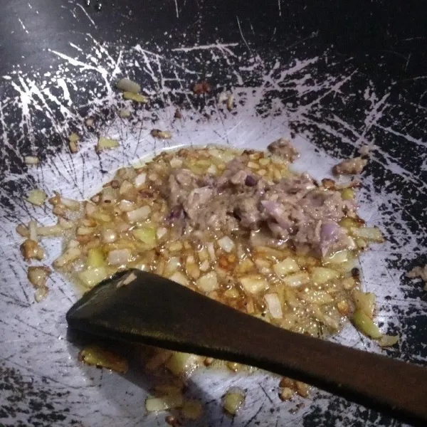 Masukkan bumbu halus, tumis sampai matang.