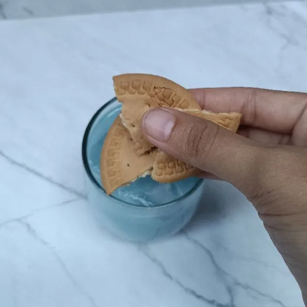 Masukkan crackers susu.