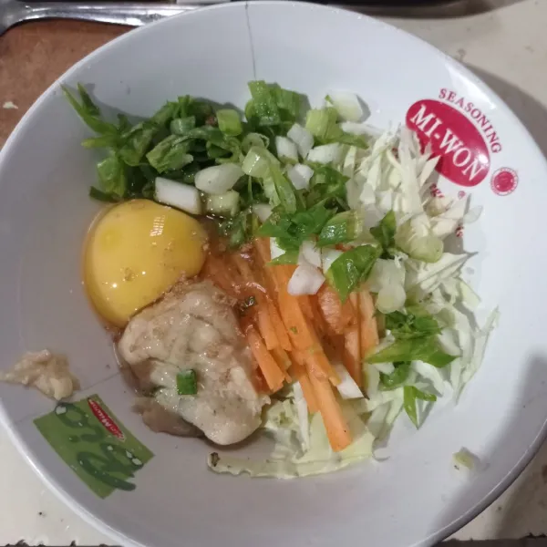 Masukkan telur, garam, lada, dan kaldu bubuk, lalu aduk rata