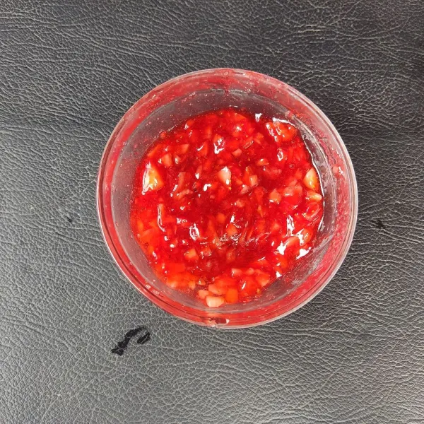 Cincang kecil-kecil strawberry dan campur semua bahan toping. Masukkan ke dalam kulkas