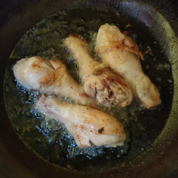 Goreng ayam hingga matang.