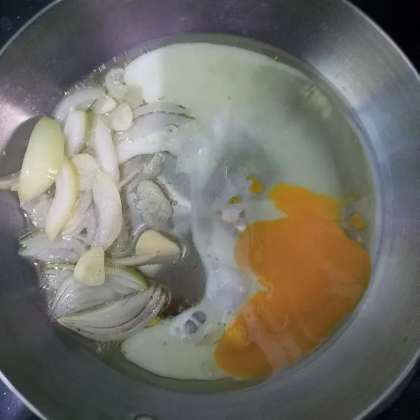 masukkan bawang bombay, bawang putih dan telur lalu orak-arik.