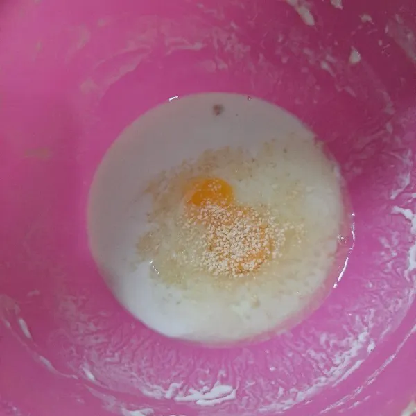 Campurkan telur, tepung terigu, garam, kaldu bubuk, dan air. Aduk-aduk sampai tercampur rata