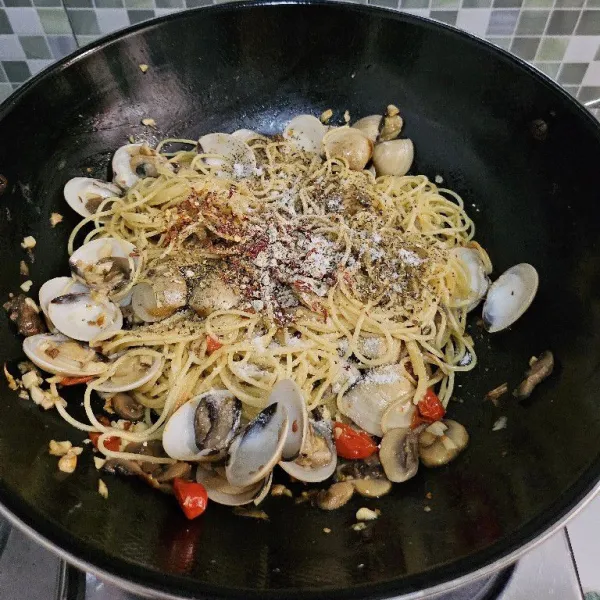 Kemudian tambahkan garam, chili flakes dan lada hitam bubuk serta dried parsley.