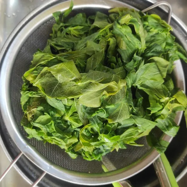 Rebus pucuk ubi, lalu tiriskan.