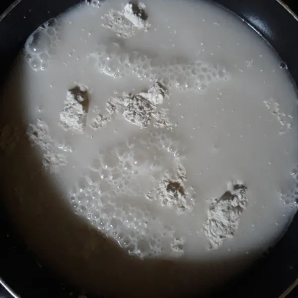 Masukkan daun pandan dan larutkan merata tepung berasnya