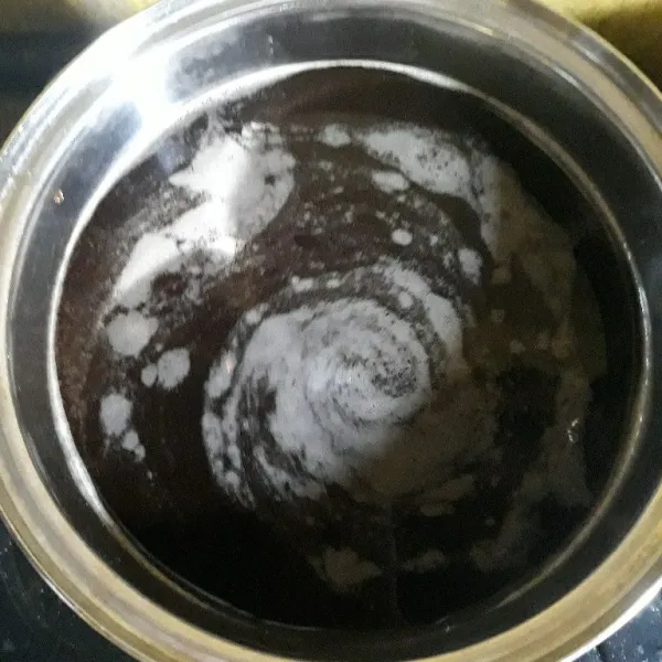 Masak gula merah, air, dan gula pasir. Rebus sampai kental dan matang