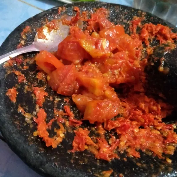 Setelah bawang dan cabai halus, masukkan tomat. Jika suka bertekstur, tomatnya jangan terlalu halus