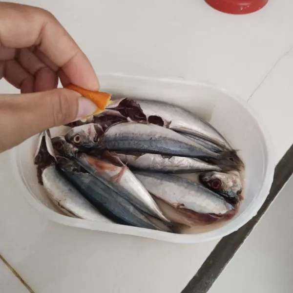 Cuci bersih ikan Tambann, taburkan sedikit garam dan kucuri dengan jeruk nipis.