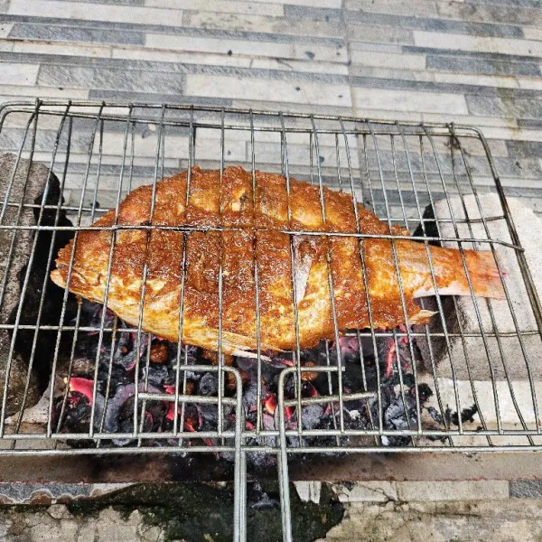Kemudian oles dengan bahan tumisan. Sisa bahan tumisan jangan dibuang, bisa di gunakan untuk bahan cocolan.