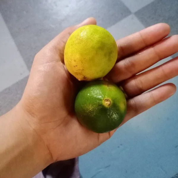 Cuci bersih jeruk nipis.