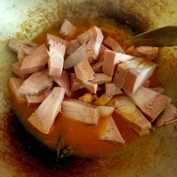 Aduk hingga merata lalu tambahkan air secukupnya dan koreksi rasa, masak sekitar 40 menit.