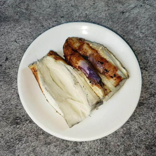 Kemudian kupas kulitnya.