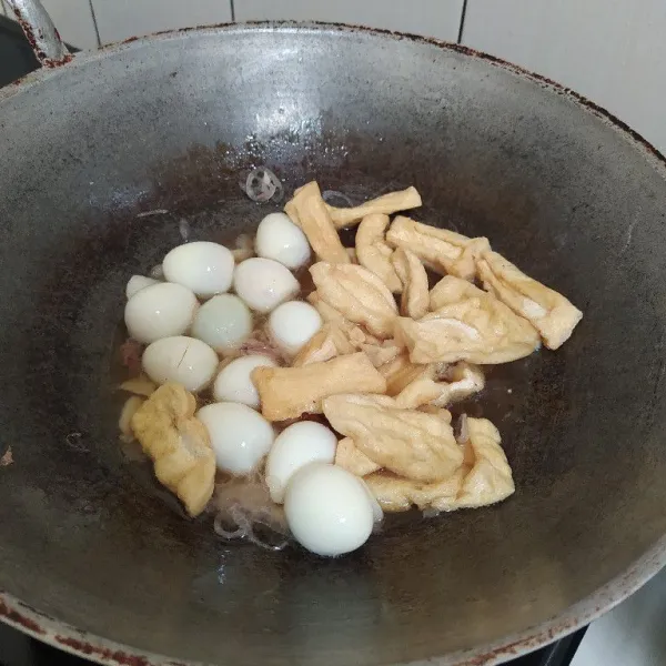 Masukkan tahu, tumis-tumis.