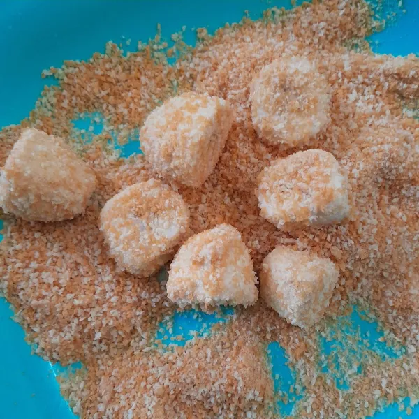 Gulingkan ke tepung panir.
