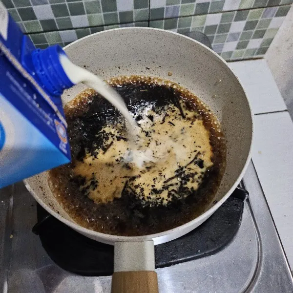Masukkan susu cair, lalu aduk rata