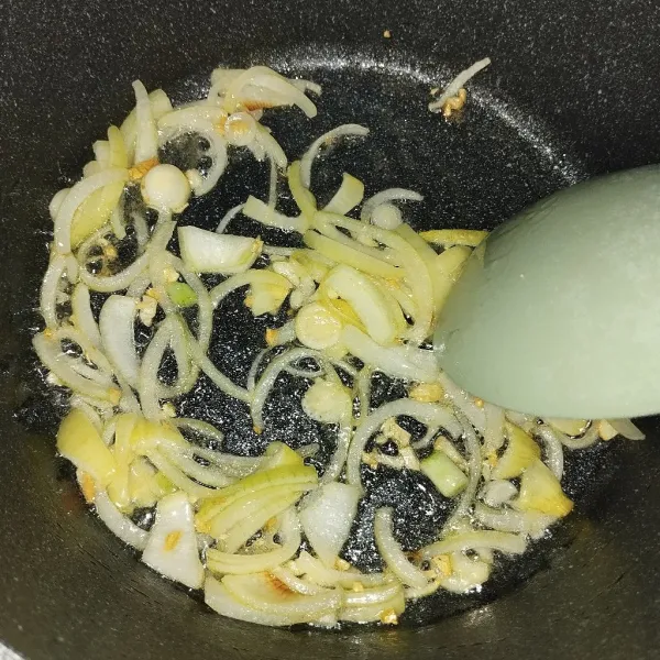 Tumis bawang putih dan bawang bombay hingga harum.