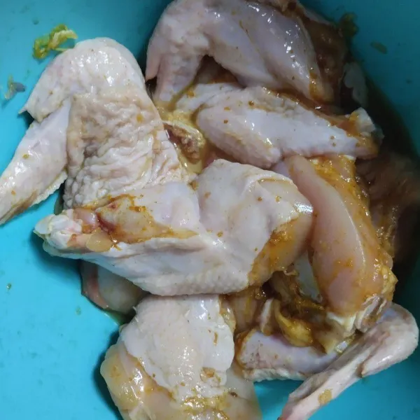 Cuci bersih ayam. Kemudian marinasi dengan bumbu (seluruh bumbu halus dicampurkan beri 1/2 gelas air atau 100 ml air aduk rata). Bumbu bagi menjadi 2 setengah untuk marinasi, setengahnya untuk bumbu tepung. Diamkan 30 menit.