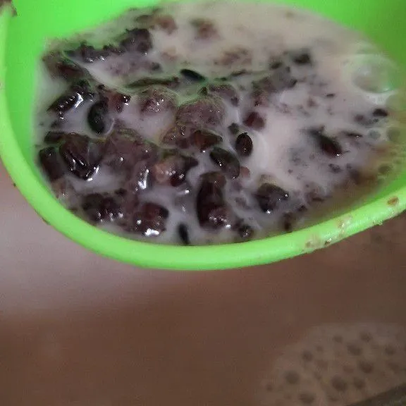 Masukkan bubur ketan hitam, masak lagi sampai mendidih dan mengental.