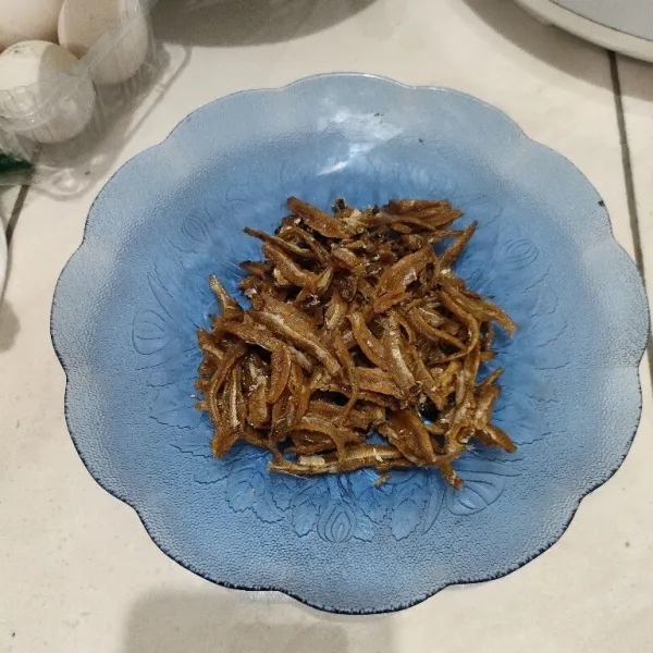 Goreng ikan teri.