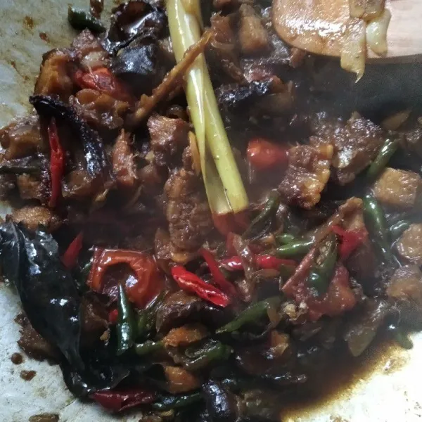 Masukkan ikan asap goreng. Masak hingga bumbu meresap.