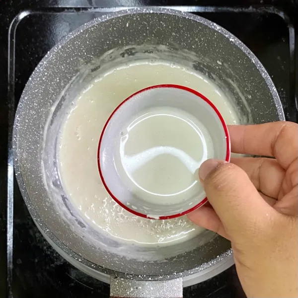 Tambahkan tepung maizena, lalu aduk-aduk hingga rata. Sisihkan.