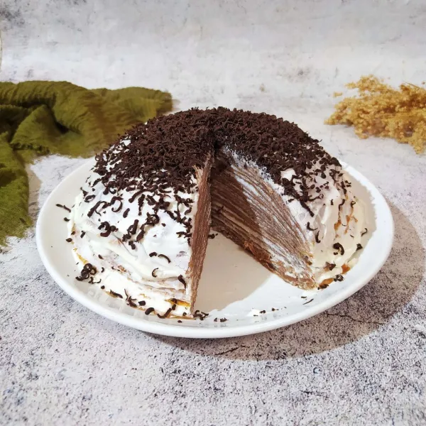 Beri topping parutan cokelat blok. Simpan di dalam kulkas sampai set selama 2 jam dan siap untuk dipotong.