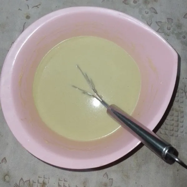 Masukkan larutan santan yang sudah dingin, aduk hingga tercampur rata.