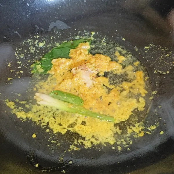 Kemudian tumis bumbu halus dan rempah aromatik sampai matang dan harum.
