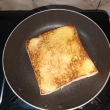 Pan Panggang Roti Panaskan margarin lalu panggang roti sampai kecoklatan, jangan lupa ...