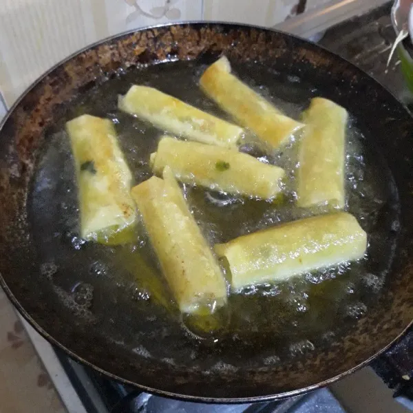 Goreng risol bihun hingga matang dan kecokelatan. Gunakan api sedang cenderung kecil sambil dibolak-balik agar tidak gosong. Angkat dan tiriskan, sajikan risol bihun selagi hangat.