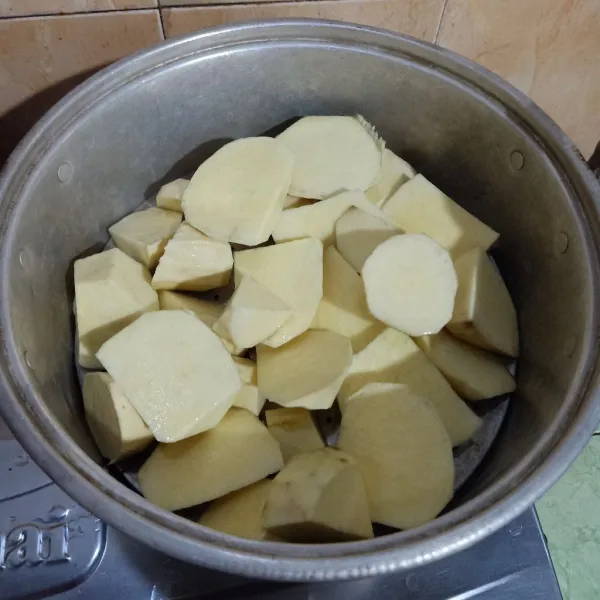 Kukus ubi selama 10 menit / sampai ubi matang.