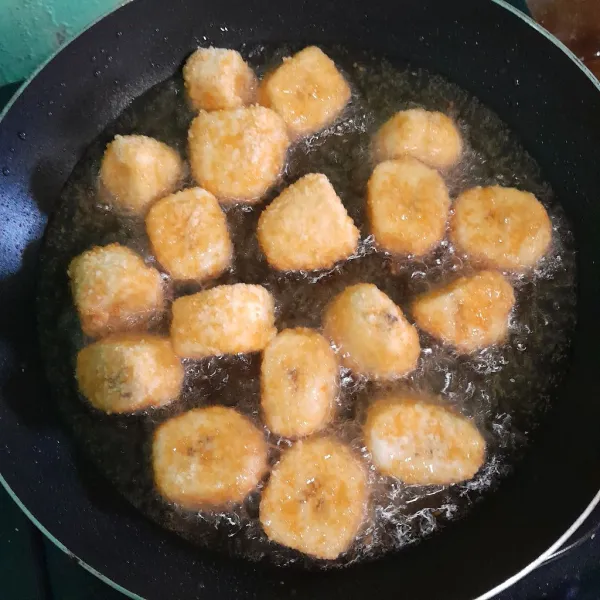 Goreng sampai kuning keemasan.