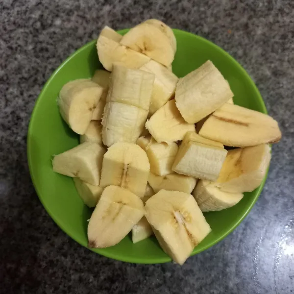Potong-potong pisang nangka.