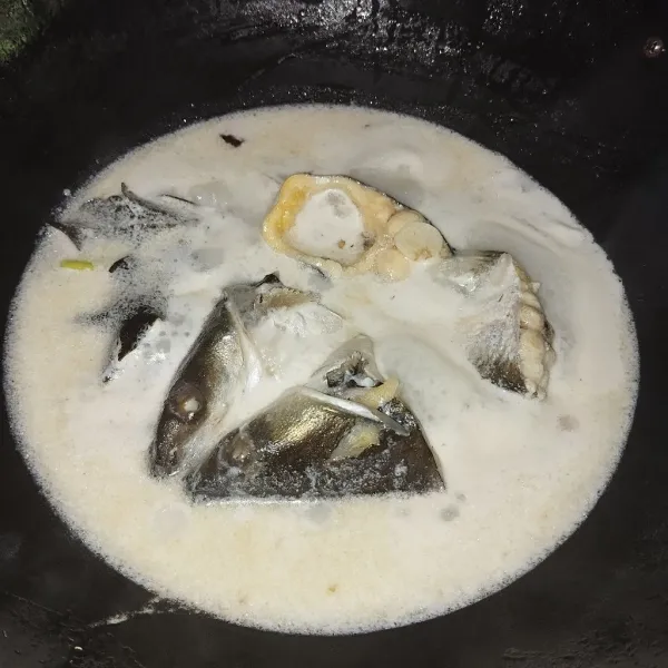 Masukkan ikan lalu masak hingga matang, bila perlu ditutup.