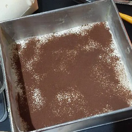 Siapkan loyang ukuran 24x24x6 cm yang sudah dialasi baking paper. Bagi adonan, lalu tambahkan pasta pandan, tuang adonan putih di bagian dasar. Kemudian tambahkan coklat bubuk dengan diayak. Kemudian tuang lagi adonan hijau, tambahka coklat bubuk lagi. Lakukan bergantian hingga adonan habis